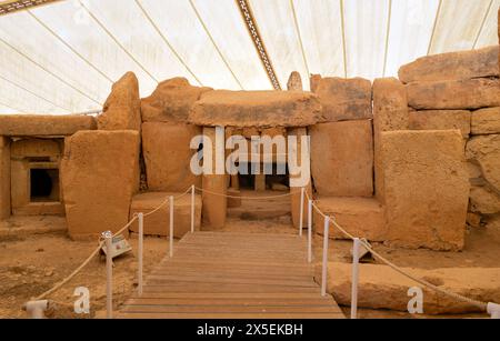 Complesso di templi megalitici di Mnajdra, sulla costa meridionale dell'isola mediterranea di Malta Foto Stock