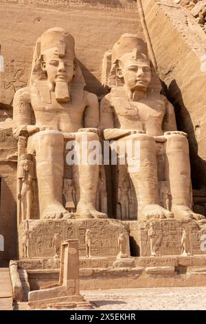 Il grande Tempio di Ramses II, Abu Simbel, Assuan, Egitto. Sito patrimonio dell'umanità dell'UNESCO. Le due sculture di Ramses II, di 20 metri, a destra Foto Stock