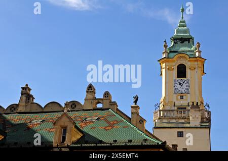La torre dell'orologio e il tetto piastrellato dello storico Municipio della città vecchia di Bratislava sulla piazza principale della città. Il complesso oggi ospita il Museo della città di Bratislava. Foto Stock