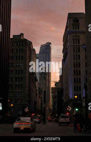 Il paesaggio urbano di Montreal. E' un bel giorno d'autunno. La luce naturale del tramonto fa sembrare luminosa la città. Foto Stock