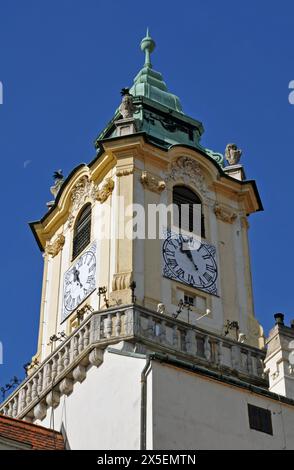 La torre dell'orologio dello storico municipio di Bratislava sulla piazza principale della città. Il complesso oggi ospita il Museo della città di Bratislava. Foto Stock