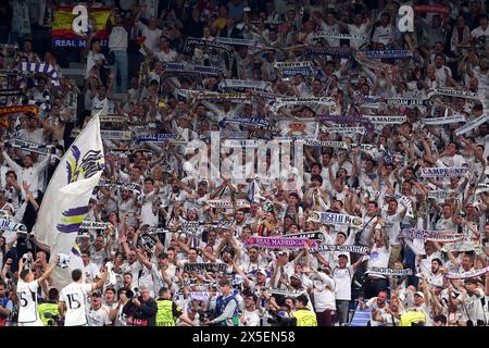 I tifosi del Real Madrid celebrano la vittoria dopo la semifinale di UEFA Champions League contro il Real Madrid e il Bayern München all'Estadio Santiago Bernabeu l'8 maggio 2024 a Madrid, Spagna. (Foto di QSP) Foto Stock