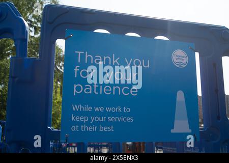 Maidenhead, Regno Unito. 9 maggio 2024. Thames Water sta effettuando lavori di riparazione delle fognature nel centro di Maidenhead, nel Berkshire. Le fognature di Maidenhead hanno faticato a far fronte a centinaia di altri appartamenti sono stati costruiti in città negli ultimi anni. L'anno scorso, fuori dalla stazione ferroviaria di Maidenhead, è stata effettuata una grossa riparazione delle acque reflue. Per coincidenza, Thames Water sta litigando contro i costruttori di case Redrow. Stanno rivendicando danni di 3,5 milioni di sterline a seguito di presunti danni alle tubazioni fognarie sotto un sito di Redrow vicino agli impianti di trattamento delle acque reflue di Maidenhead nel Berkshire. Crediti: Maureen McLean/Alamy Live News Foto Stock