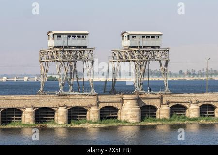 La chiusa e la diga di Esna fu costruita nel 1908 durante il regno del Chedivè Abbas Hilmi II. Successivamente fu rinnovata e aggiornata, riaperta nel 1996. Egitto. Foto Stock