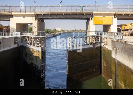 La chiusa e la diga di Esna fu costruita nel 1908 durante il regno del Chedivè Abbas Hilmi II. Successivamente fu rinnovata e aggiornata, riaperta nel 1996. Egitto. Foto Stock