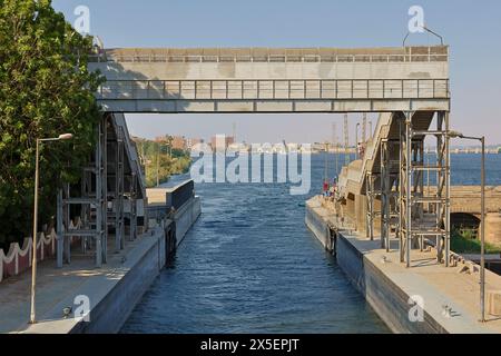 La chiusa e la diga di Esna fu costruita nel 1908 durante il regno del Chedivè Abbas Hilmi II. Successivamente fu rinnovata e aggiornata, riaperta nel 1996. Egitto. Foto Stock