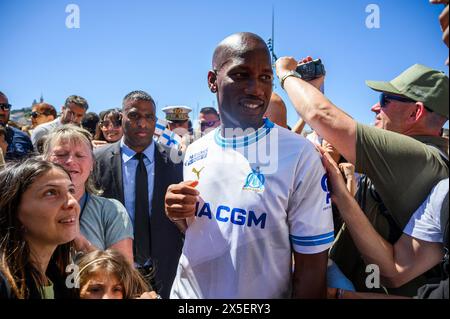 Marsiglia, Francia. 9 maggio 2024. L'ex calciatore Didier Drogba viene visto durante la staffetta della fiamma olimpica di Parigi 2024 a Marsiglia, in Francia, il 9 maggio 2024. Crediti: Julien Mattia/Xinhua/Alamy Live News Foto Stock