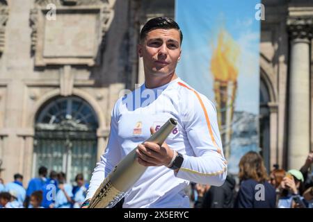 Marsiglia, Francia. 9 maggio 2024. Matthieu Gudet, vigile del fuoco locale e portatore di torcia, detiene la torcia olimpica durante la staffetta della fiamma olimpica di Parigi 2024 a Marsiglia, Francia, 9 maggio 2024. Crediti: Julien Mattia/Xinhua/Alamy Live News Foto Stock