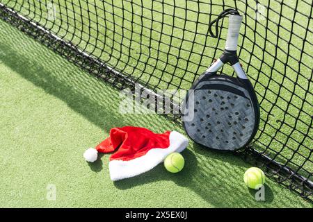 Torneo di Natale Open Padel. Poster per i social network per i giochi di Capodanno. Racchetta da tennis Padel nel torneo. racchetta da paddle in campo Foto Stock