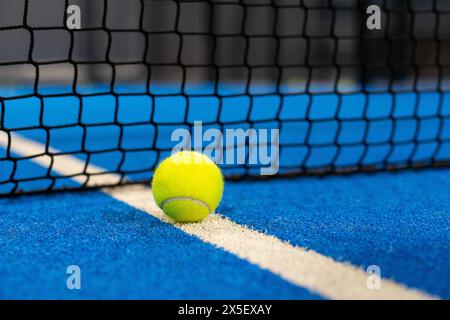 diverse palle in rete su un campo da tennis blu paddle Foto Stock