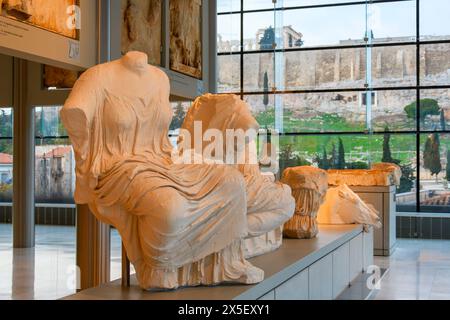 Vista interna di un'antica statua di marmo dal frontone orientale del Partenone di una figura femminile nel Museo dell'Acropoli, Atene, Grecia. Foto Stock