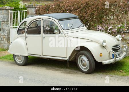 Beige Citroen 2CV Deux Chevaux icona francese classica Foto Stock