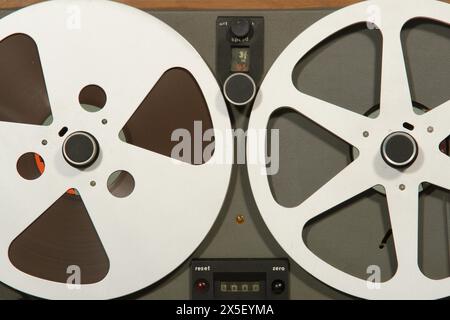 I nastri del registratore a nastro analogico a bobina aperta si chiudono Foto Stock