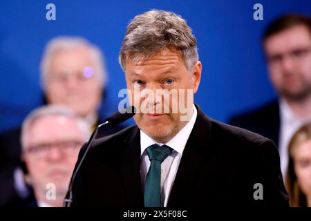 Bundeswirtschaftsminister Robert Habeck Grüne bei der Verleihung des Internationalen Karlspreises zu Aachen 2024 an Rabbiner Pinchas Goldschmidt, Präsident der Europäischen Rabbiner-Konferenz. Aquisgrana, 09.05.2024 NRW Deutschland *** Ministro federale dell'economia Robert Habeck Verdi alla presentazione del Premio internazionale Carlo Magno di Aquisgrana 2024 a Rabbi Pinchas Goldschmidt, Presidente della Conferenza Rabbinica europea di Aquisgrana, 09 05 2024 NRW Germania Copyright: XChristophxHardtx Foto Stock