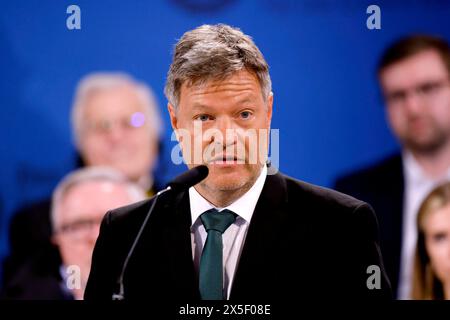 Bundeswirtschaftsminister Robert Habeck Grüne bei der Verleihung des Internationalen Karlspreises zu Aachen 2024 an Rabbiner Pinchas Goldschmidt, Präsident der Europäischen Rabbiner-Konferenz. Aquisgrana, 09.05.2024 NRW Deutschland *** Ministro federale dell'economia Robert Habeck Verdi alla presentazione del Premio internazionale Carlo Magno di Aquisgrana 2024 a Rabbi Pinchas Goldschmidt, Presidente della Conferenza Rabbinica europea di Aquisgrana, 09 05 2024 NRW Germania Copyright: XChristophxHardtx Foto Stock