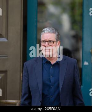 Londra, Regno Unito. 9 maggio 2024. Sir Keir Starmer, leader del Partito Laburista, lascia l'ufficio del Gabinetto dopo l'incontro Credit: Richard Lincoln/Alamy Live News Foto Stock