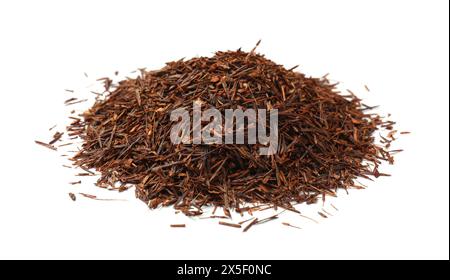 Un mucchio di tè rooibos isolato su bianco Foto Stock