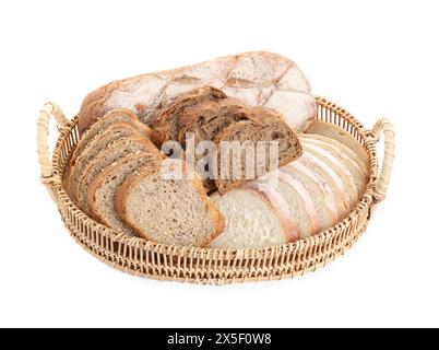 Diversi tipi di pane in cestello di vimini isolato su bianco Foto Stock