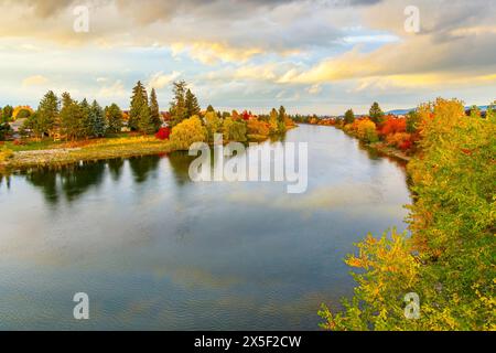 Vista a ovest da Harvard Road vicino all'area ricreativa del fiume Spokane nella Spokane Valley, nell'area dei frutteti Otis di Spokane, Washington, Stati Uniti. Foto Stock