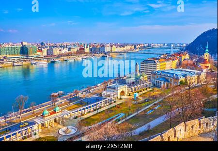 Il pendio della collina del castello di fronte alle piante topiarie del Bazar del castello di Buda e del fiume Danubio, Budapest, Ungheria Foto Stock