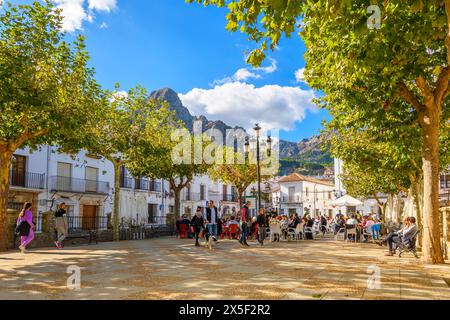 Una vivace Plaza de Espana con le famiglie godetevi una soleggiata giornata autunnale nel Villaggio bianco andaluso di Grazalema. Foto Stock