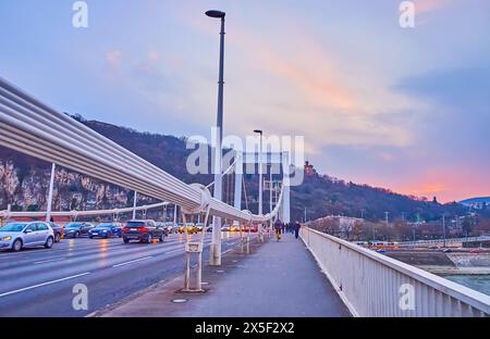 Il ponte bianco Elisabetta contro la collina di Gellert e il luminoso cielo crepuscolo, Budapest, Ungheria Foto Stock