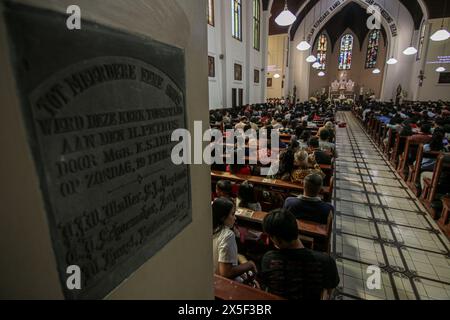 Bandung, Indonesia. 9 maggio 2024. I cristiani eseguono una messa per l'Ascensione di Gesù Cristo nella chiesa cattedrale di San Pietro, Jalan Merdeka, Bandung City il 9 maggio 2024. La chiesa cattedrale di San Pietro ha tenuto quattro sessioni della messa per l'Ascensione di Gesù Cristo. (Foto di Rasyad Yahdiyan/INA Photo Agency) credito: SIPA USA/Alamy Live News Foto Stock