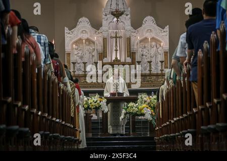 Bandung, Indonesia. 9 maggio 2024. I cristiani eseguono una messa per l'Ascensione di Gesù Cristo nella chiesa cattedrale di San Pietro, Jalan Merdeka, Bandung City il 9 maggio 2024. La chiesa cattedrale di San Pietro ha tenuto quattro sessioni della messa per l'Ascensione di Gesù Cristo. (Foto di Rasyad Yahdiyan/INA Photo Agency) credito: SIPA USA/Alamy Live News Foto Stock