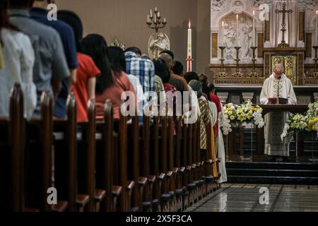 Bandung, Indonesia. 9 maggio 2024. I cristiani eseguono una messa per l'Ascensione di Gesù Cristo nella chiesa cattedrale di San Pietro, Jalan Merdeka, Bandung City il 9 maggio 2024. La chiesa cattedrale di San Pietro ha tenuto quattro sessioni della messa per l'Ascensione di Gesù Cristo. (Foto di Rasyad Yahdiyan/INA Photo Agency) credito: SIPA USA/Alamy Live News Foto Stock