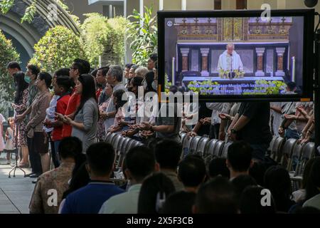 Bandung, Indonesia. 9 maggio 2024. I cristiani pregano alla messa per la giornata dell'Ascensione di Gesù Cristo nella chiesa cattedrale di San Pietro, Jalan Merdeka, Bandung City il 9 maggio 2024. La Chiesa della Cattedrale di San Pietro ha tenuto quattro sessioni di culto per la messa dell'ascensione di Gesù. (Foto di Rasyad Yahdiyan/INA Photo Agency) credito: SIPA USA/Alamy Live News Foto Stock