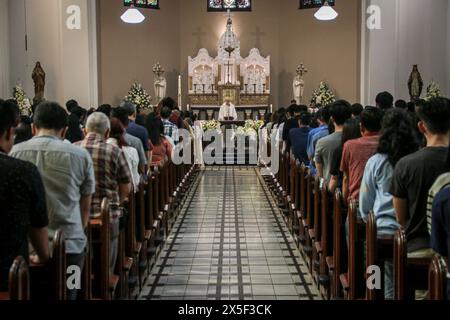 Bandung, Indonesia. 9 maggio 2024. I cristiani eseguono una messa per l'Ascensione di Gesù Cristo nella chiesa cattedrale di San Pietro, Jalan Merdeka, Bandung City il 9 maggio 2024. La chiesa cattedrale di San Pietro ha tenuto quattro sessioni della messa per l'Ascensione di Gesù Cristo. (Foto di Rasyad Yahdiyan/INA Photo Agency) credito: SIPA USA/Alamy Live News Foto Stock