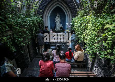 Bandung, Indonesia. 9 maggio 2024. I cristiani pregano di fronte alla statua della Vergine Maria nella chiesa cattedrale di San Pietro, Jalan Merdeka, Bandung City il 9 maggio 2024. La chiesa cattedrale di San Pietro ha tenuto quattro sessioni della messa dell'Ascensione di Gesù Cristo. (Foto di Rasyad Yahdiyan/INA Photo Agency) credito: SIPA USA/Alamy Live News Foto Stock