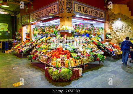 Un colorato mercato di frutta e verdura nel mercato interno di Triana, o Mercado de Triana a Siviglia in Spagna. Foto Stock