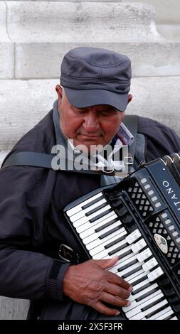 Un uomo che suonava la fisarmonica a Budapest, la capitale dell'Ungheria, ha cliccato il 30 marzo 2024. Foto Stock