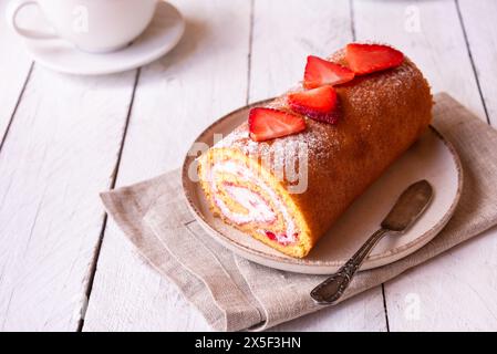 Panino svizzero con frutta e panna, dessert casalingo Foto Stock