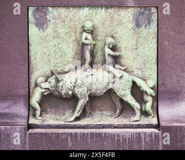 Cerchio della vita in bronzo dello scultore norvegese Gustav Vigeland, quattro bambini con lupo, la fontana, Frogner Park, Vigeland Park, Oslo, Norvegia Foto Stock