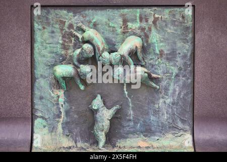 Cerchio di salvataggio in bronzo dello scultore norvegese Gustav Vigeland, cinque bambini con maiale, la fontana, Frogner Park, Vigeland Park, Oslo, Norvegia Foto Stock