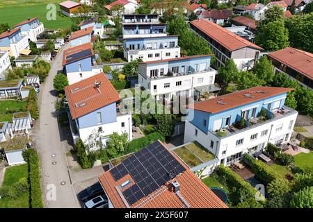 Neue moderne Haeuser im Osten von Muenchen in der Gemeinde Haar. Wohnhaeuser,Einfamilienhaus,Reihenhaaeuser,Wohnsiedlung Einfamilienhaeuser mit Photovoltaik Anlagen ,Solarpanels auf den Daechern. Neubauwohnungen Baubranche, Neubau, Gebaeude, Komplex, Immobilie, Wohnungsbau, Mietwohnung, Miete, Bauboom, Mietshaus, Wohnanlage, Wohneigentum, bauen, Bau, Baugewerbe, Immobilien, Baugewerbe. *** Nuove case moderne nella parte orientale di Monaco nel comune di Haar case residenziali, case unifamiliari, case a schiera, case immobiliari case unifamiliari con impianti fotovoltaici, pannelli solari sui tetti nuova costruzione apa Foto Stock