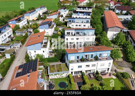 Neue moderne Haeuser im Osten von Muenchen in der Gemeinde Haar. Wohnhaeuser,Einfamilienhaus,Reihenhaaeuser,Wohnsiedlung Einfamilienhaeuser mit Photovoltaik Anlagen ,Solarpanels auf den Daechern. Neubauwohnungen Baubranche, Neubau, Gebaeude, Komplex, Immobilie, Wohnungsbau, Mietwohnung, Miete, Bauboom, Mietshaus, Wohnanlage, Wohneigentum, bauen, Bau, Baugewerbe, Immobilien, Baugewerbe. *** Nuove case moderne nella parte orientale di Monaco nel comune di Haar case residenziali, case unifamiliari, case a schiera, case immobiliari case unifamiliari con impianti fotovoltaici, pannelli solari sui tetti nuova costruzione apa Foto Stock