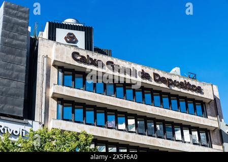 Oporto, Portogallo - 23 novembre 2023: Facciata e logo della Caixa Geral de Depositos in piazza Joao a Porto o Oporto, Portogallo Foto Stock