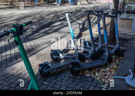 Oporto, Portogallo - 23 novembre 2023: Noleggio scooter elettrici o e-scooter del marchio Bolt, Bird o Circ e condivisione parcheggiati in una strada a Op Foto Stock