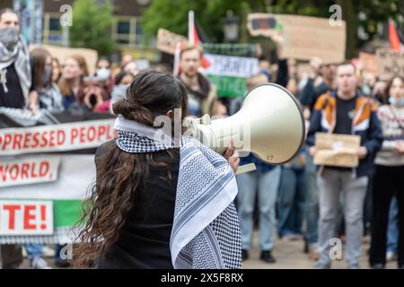 Utrecht, Paesi Bassi, 8 maggio 2024, studenti che protestano a Domplein. Una giovane signora sta usando un megafono per cantare urla, ZNM Photography Foto Stock