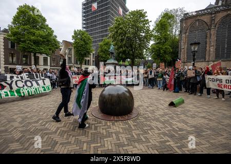 Utrecht, Paesi Bassi, 8 maggio 2024, studenti in cerchio che protestano contro il conflitto israelo-palestinese a Domplein, due leader usano un megafono per cantare grida, ZNM Photography Foto Stock