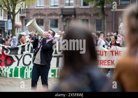 Utrecht, Paesi Bassi, 8 maggio 2024, studenti che protestano contro la posizione dell'Università nel conflitto israelo-palestinese a Domplein, un leader usa un megafono per gridare alla Utrecht University Hall, ZNM Photography Foto Stock