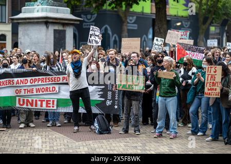 Utrecht, Paesi Bassi, 8 maggio 2024, studenti che protestano per una Palestina libera a Domplein, con cartelli e bandiere fuori dalla Utrecht University Hall, ZNM Photography Foto Stock