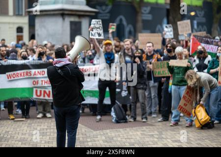 Utrecht, Paesi Bassi, 8 maggio 2024, studenti che protestano per una Palestina libera a Domplein, un uomo usa un megafono per far cantare grida alla folla, ZNM Photography Foto Stock