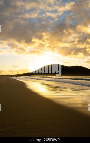 Tramonto su Traigh Scarista (spiaggia di Scarista), guardando verso Ceapabhal Hill, Isola di Harris, Ebridi esterne, Scozia Foto Stock