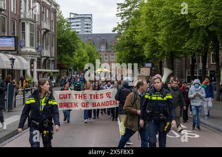 Utrecht, Paesi Bassi, 8 maggio 2024, gli studenti manifestanti attraversano Janskerkhof accompagnati dalla polizia, bloccando autobus e traffico, ZNM Photography Foto Stock
