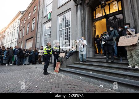 Utrecht, Paesi Bassi, 8 maggio 2024, gli studenti occupano un edificio della Utrecht Univeristy a Drift 25, usano un megafono per gridare alla polizia, ZNM Photography Foto Stock