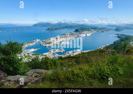 Una vista panoramica cattura una vibrante cittadina costiera circondata da vegetazione lussureggiante e dall'oceano tranquillo. Foto Stock